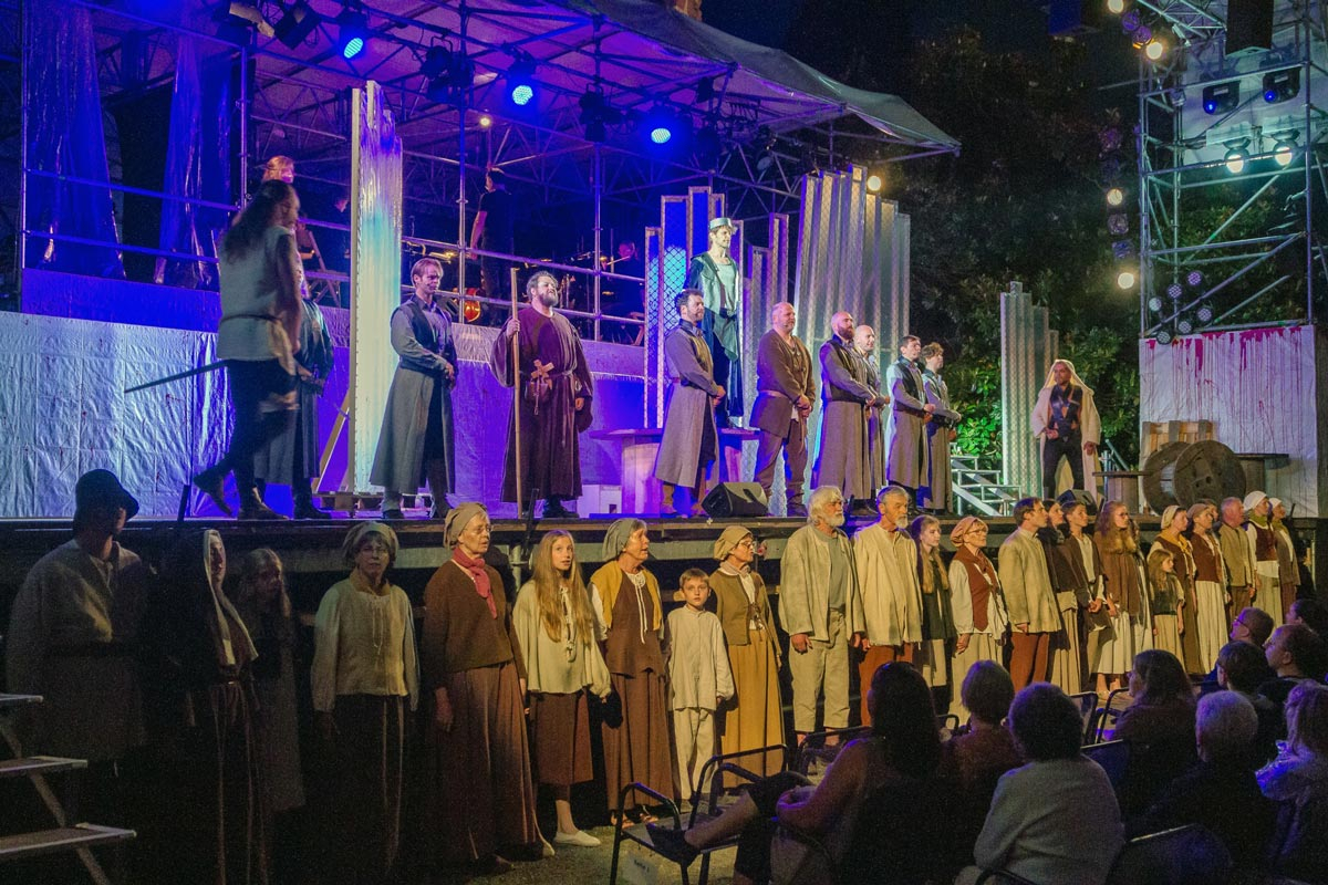 Große Chorszene beim Musical „Artus – Excalibur“ im Jahr 2019. Auch für die kommende Spielzeit suchen die Schlossfestspiele Zwingenberg wieder Unterstützung für den Chor. Foto: Emília Horpácsi (ehFotoGrafie)