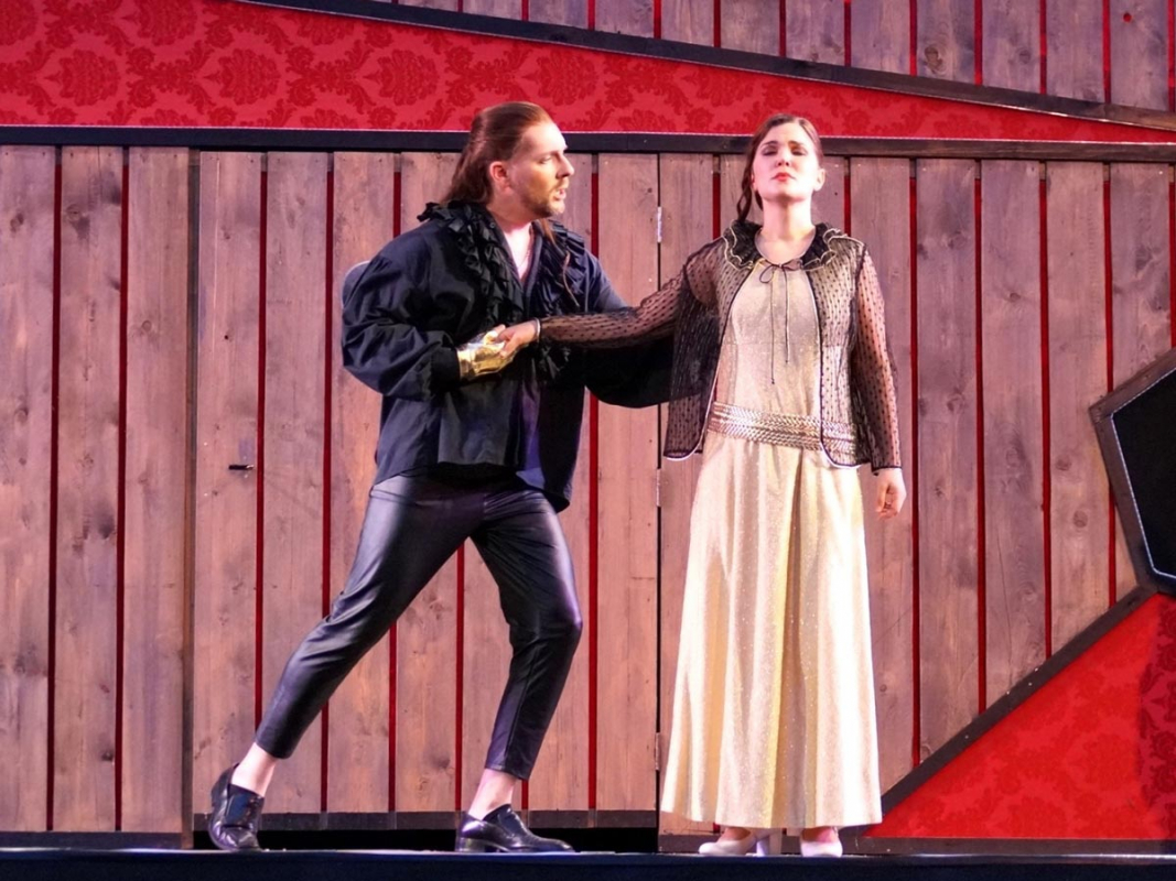 Don Giovanni (Kai Preußker) und Donna Anna (Xenia von Randow) auf der Bühne im romantischen Schlosshof.