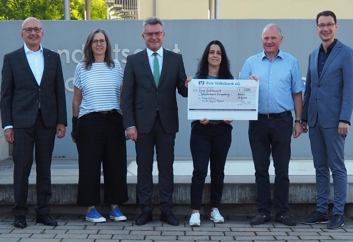 5.000 Euro spendet die Bürgerstiftung für die Region Mosbach für die diesjährige Spielzeit der Zwingenberger Schlossfestspiele.