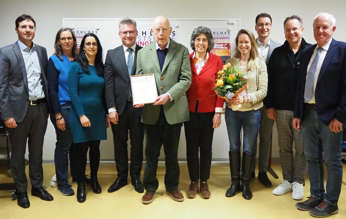 Große Anerkennung wurde SGH Ludwig Prinz von Baden (Mitte, mit IGH Marianne Prinzessin von Baden) bei der Mitgliederversammlung der Schlossfestspiele Zwingenberg gezollt, der nach 40 Jahren den Vorstand verließ. Seinen Platz übernimmt IGH Nina Prinzessin von Baden (4. v. r.).