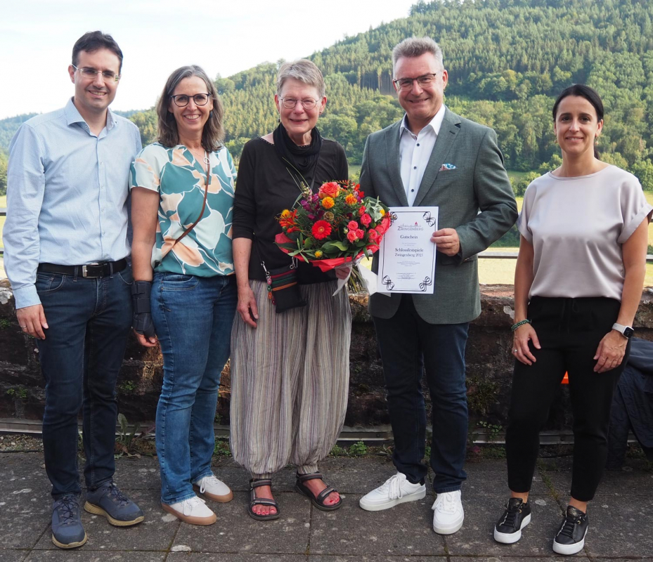 Die 325.000ste Besucherin der Zwingenberger Schlossfestspiele auf der Forsthausterrasse