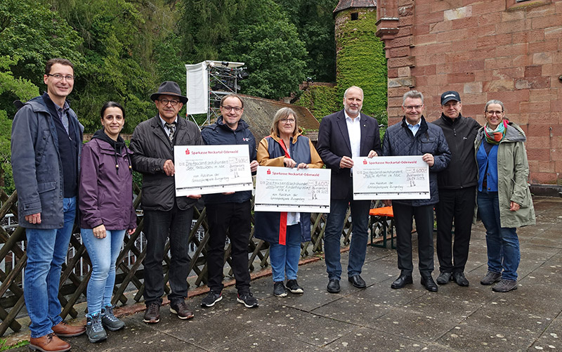 Bei der Spendenübergabe an den DRK-Kreisverband Mosbach, den Ambulanten Kinderhospizdienst Neckar-Odenwald-Kreis und die Mobilen Retter