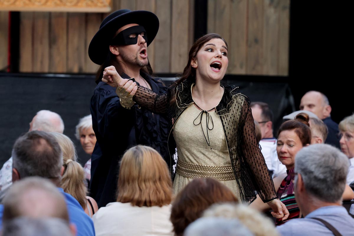 Don Giovanni (Kai Preußker) mit Donna Anna (Xenia von Randow) inmitten des Zwingenberger Publikums. Foto: Martin Hahn