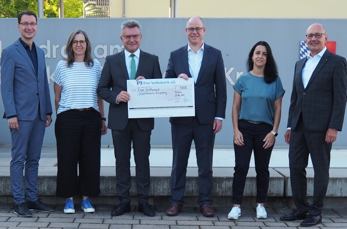 : 5.000 Euro spendet die Ihre Volksbank Neckar Odenwald Main Tauber für die diesjährige Spielzeit der Zwingenberger Schlossfestspiele.