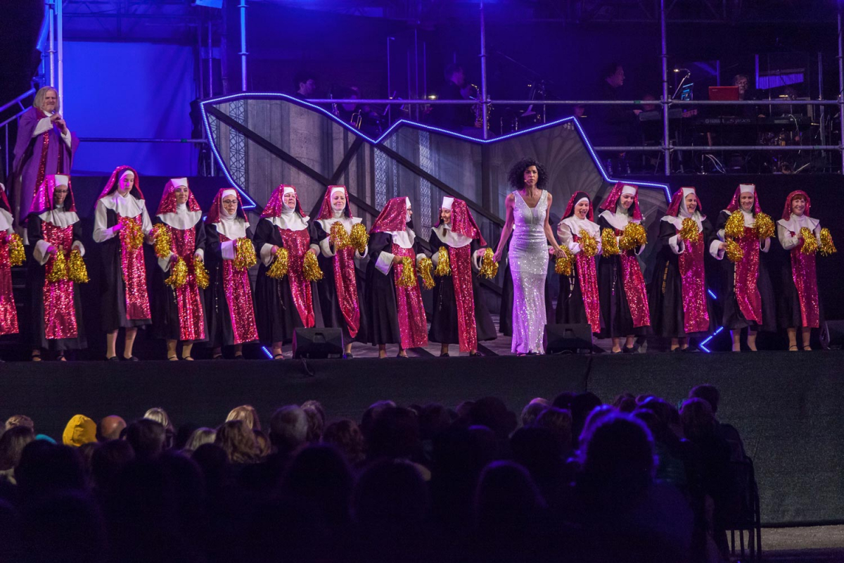 Ein unvergessliches Erlebnis: Begabte Laien spielen gemeinsam mit Profis bei den Schlossfestspielen Zwingenberg. Hier Aufnahmen aus der Musicalproduktion „Sister Act“ und der Oper „Der Freischütz“ in vergangenen Jahr.