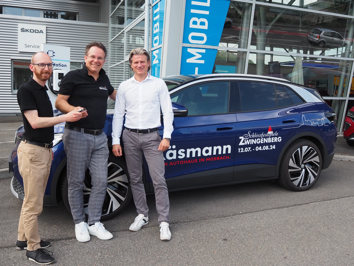 Fortführung der partnerschaftlichen Zusammenarbeit zwischen dem Autohaus Käsmann und den Zwingenberger Schlossfestspielen: (v. l.). Markus Käsmann, Digital Manger des Autohauses, Intendant Rainer Roos, VW-Verkaufsleiter Adam Libor.